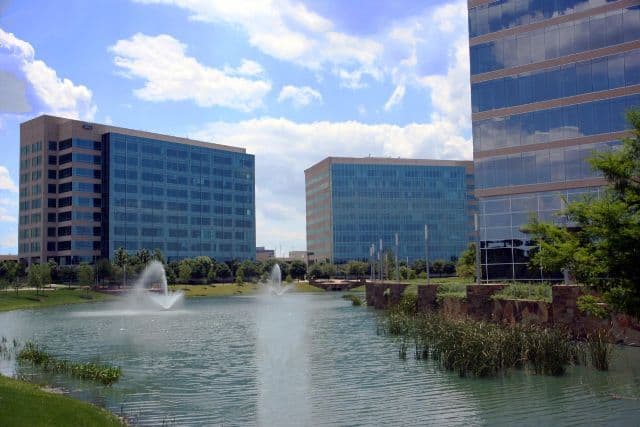 Centro de Plano, Texas, con edificios de ladrillo