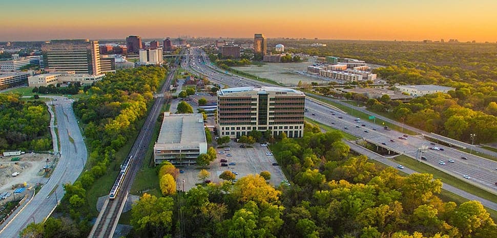 Vecindario de Richardson, Texas, al atardecer dorado