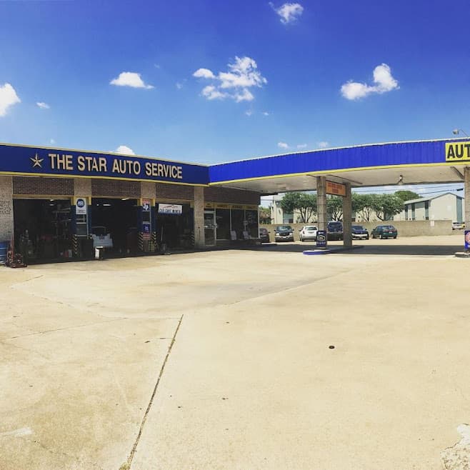 Dentro de las bahías de The Star Auto Service en Richardson, Texas